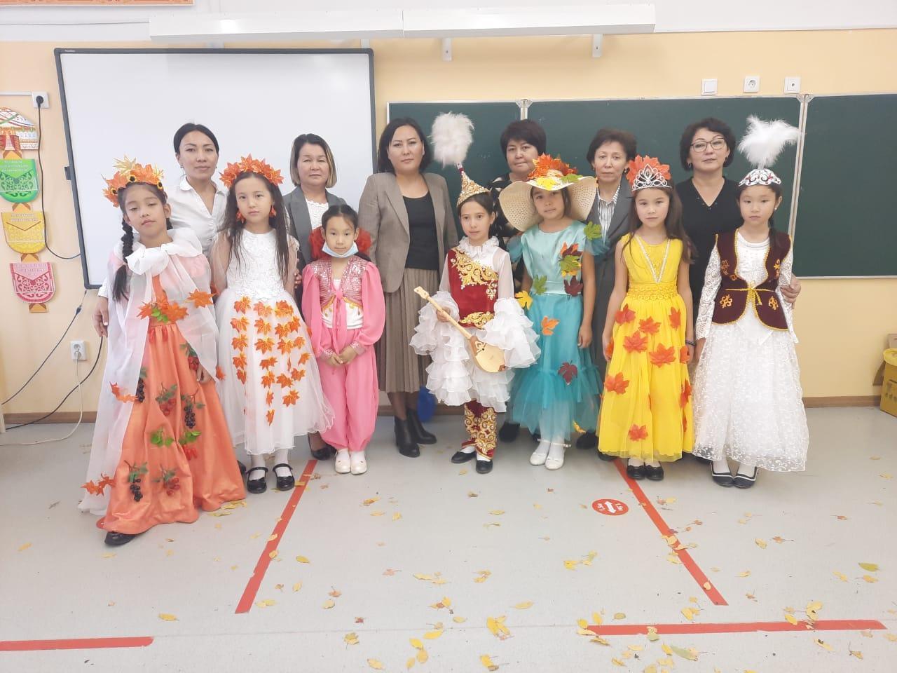 4 сынып оқушылары арасында "Алтын күз" мерекелік іс - шара өткізілді.