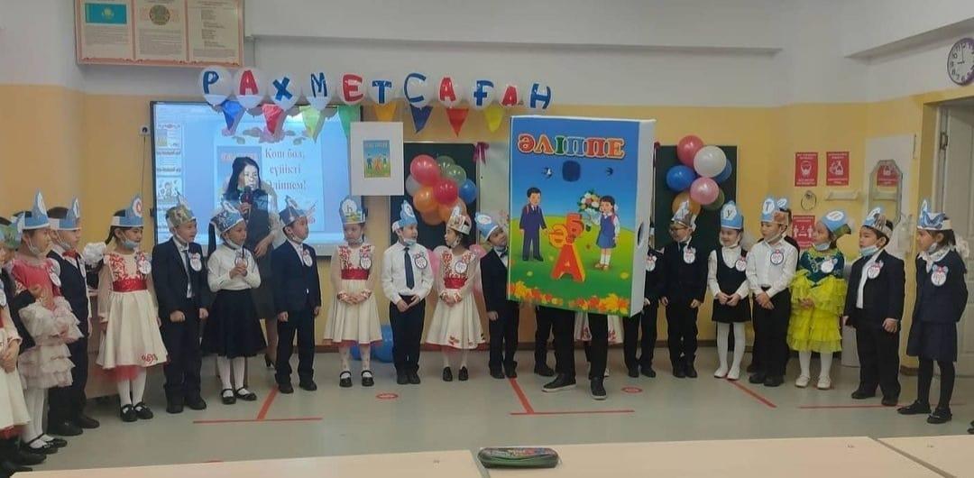 1 «А» сынып жетекшісі М.А.Абекенованың ұйымдастыруымен «Әліппеге мың алғыс!» тақырыбында тәрбие сағаттары өткізілді.