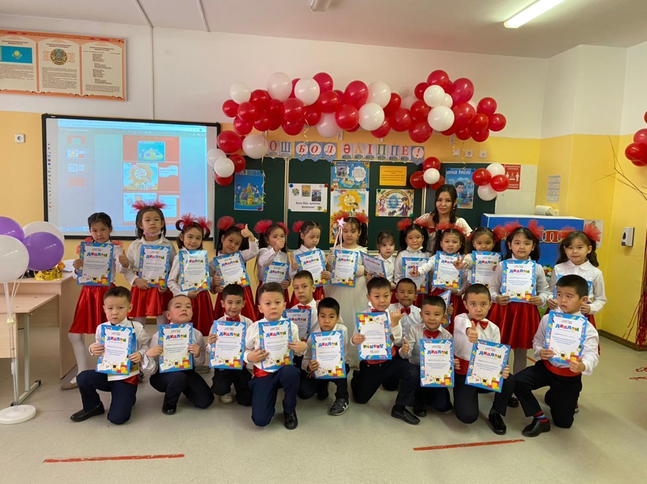 1 «Д» сынып жетекшісі Б.И.Ешетованың ұйымдастыруымен «Әліппеге мың алғыс!» тақырыбында тәрбие сағаттары өткізілді.