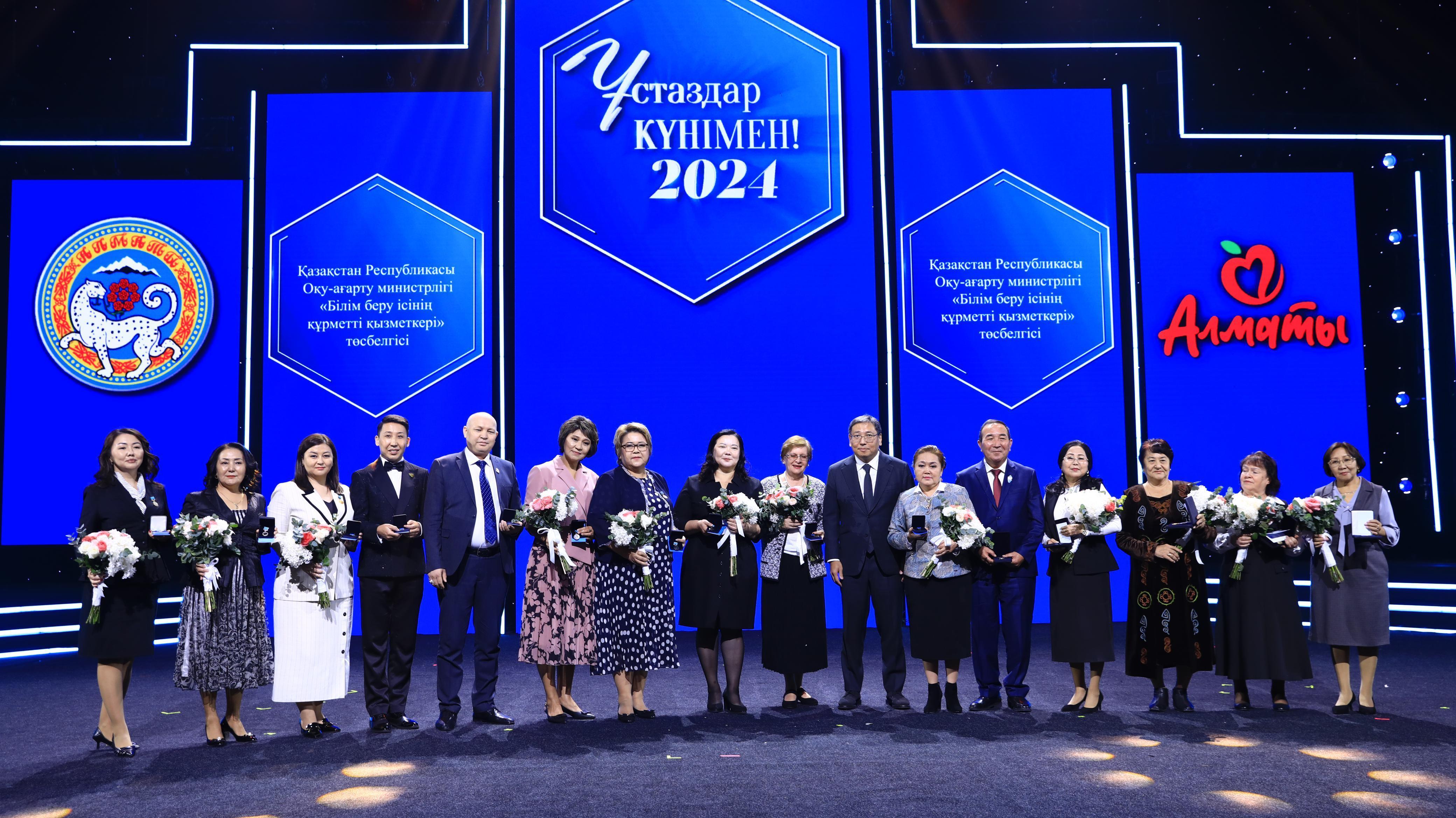 Қазақстан Республикасы Оқу-ағарту министрінің «Білім беру ісінің құрметті қызметкері» төсбелгісімен марапатталды.