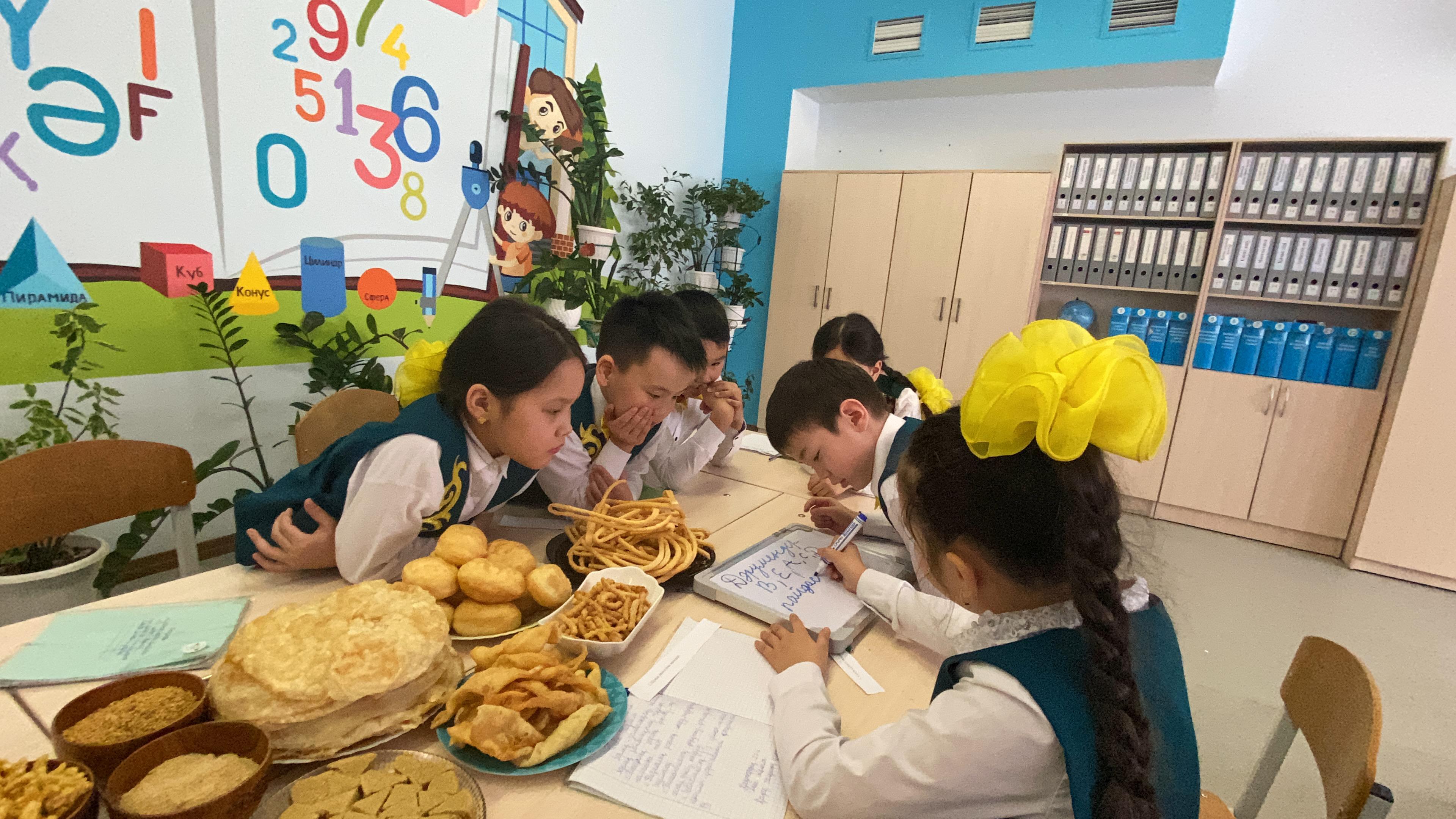 "ҚАЗАҚ ХАЛҚЫНЫҢ ҰЛТТЫҚ ТАҒАМДАРЫ" ТАҚЫРЫБЫНДА 3-СЫНЫПТЫҢ ТӘРБИЕ-САҒАТЫ